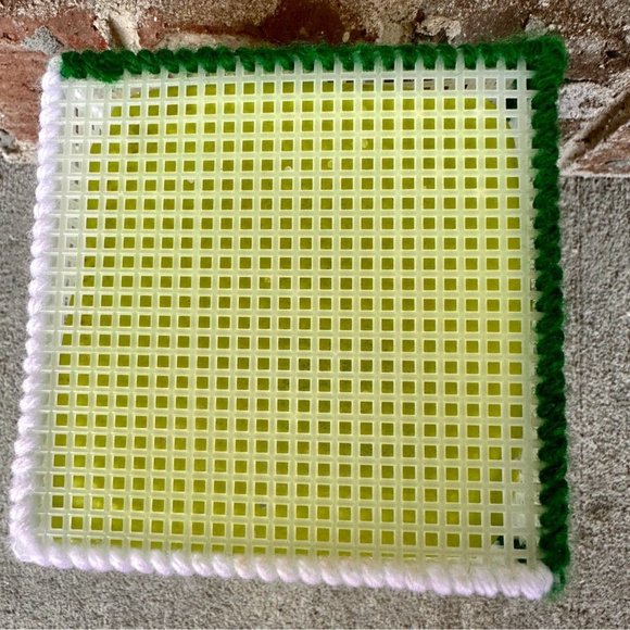 VTG St Patricks Day Trinket Box Handmade Plastic Canvas Shamrock Brooch Pin Bow - Picture 11 of 12